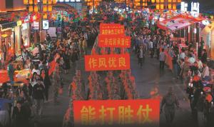 湖北新兵胸戴红花奔赴军营 群众夹道送兵