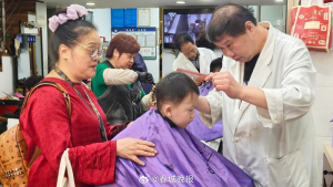 二月二理发师忙到抬不起头 市民扎堆讨彩头