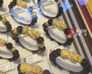 金店店员称金价降幅有限：价格有降但有限，900多元是板料价