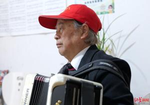 82岁教师乘公交翻山送教4年 播种音乐梦想