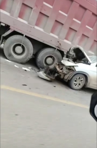 村小撤并后有学生上学搭超载黑校车 山区孩子上学路安全堪忧