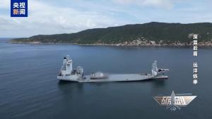 解放军最新型“海上平板车”亮相 展现多任务能力