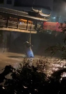 5人坠河遇难女孩刚搬入新房读书 遇难者家属：事故原因十分蹊跷