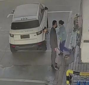 男子开路虎车加油500元后逃单 无牌车辆加速驶离