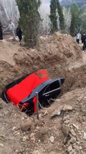 奔驰客服回应奔驰疑似被当陪葬品 真车下葬引热议