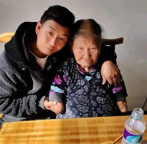 天生没有四肢的母亲用嘴养活三个孩子 最坚强的母亲