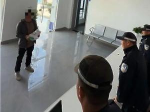 村民挖土豆挖到炮弹一路抱到派出所 胆大勿仿