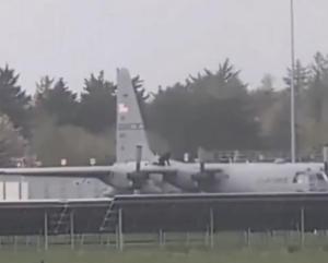 男子持斧闯机场砸坏美军运输机 机场短暂关闭