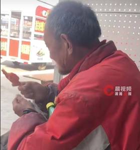 高中生连续3年给校门口老人送烤肠 温情传递爱心接力