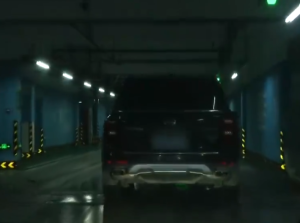 男子称商场地库有水开车撞柱 车主质疑商场管理责任归属陷争议