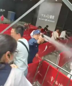 当地通报保安向人群喷辣椒水 开盘现场秩序混乱引发关注