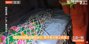 男子将自己五花大绑险没命 逃生挑战将自己捆床上险丢性命