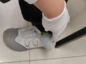 男子藏5条活体球蟒入境被查 袜子包裹企图蒙混过关