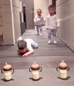 中国三胞胎的视频在推特上火了 外国网友：三胞胎其中一个已经确立了领导地位