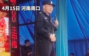 民警“抢”话筒借戏台为群众普及安全常识