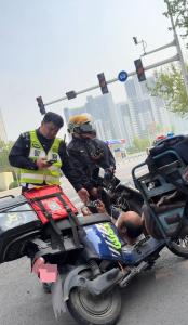 外卖小哥被大爷索赔急哭 交警出手 温情一幕获赞无数