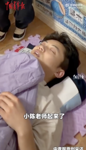 幼儿园老师回应睡过头被孩子们叫醒 温馨一幕冲上热搜