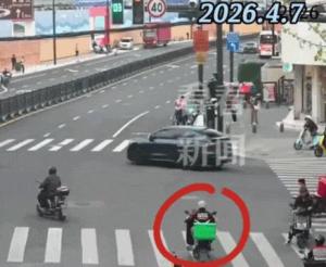 医院附近快递小哥闯红灯被查 频繁违法引关注