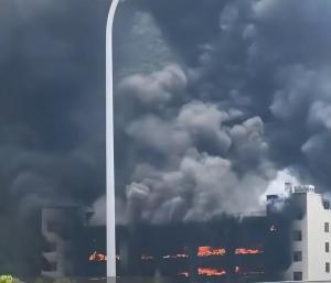 浙江东阳一仓库突发火情 无人员伤亡 火势已得到有效控制