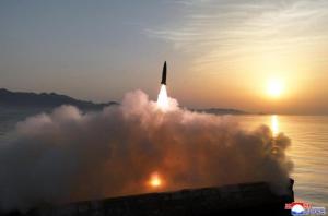 金正恩观摩导弹试射对结果满意 散布战斗部满足作战需求