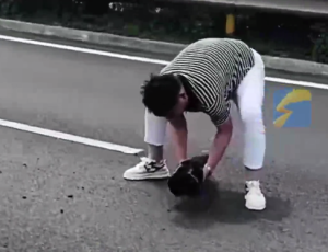 男子高速路上遇铁疙瘩险翻车 果断停车冒险挪走