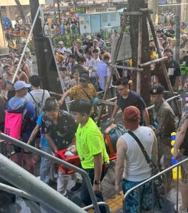 参加泰国泼水节中国游客发声 节日安全引关注