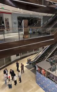 长治万达广场一女子坠楼身亡 现场商户称人当场没救活