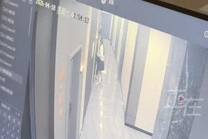 女子和朋友住酒店遭陌生男刷卡进门 酒店安全引质疑