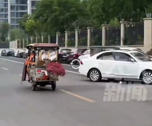 男子回应送环卫工一后备箱空瓶：老人们不容易，咱们年轻人尽可能得多帮助吧