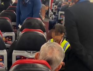 女子自称空姐怒怼空乘 南航回应 事件引发广泛关注