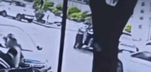 女子脚踹保安遭反扇耳光 保安先夹腿引发争执