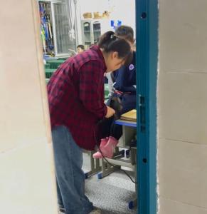 暴雨天班主任为打湿衣裤的学生吹干 爱生如子温暖人心