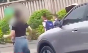 女子脚踹保安被反手扇耳光 律师：保安力度过重