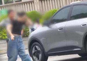 女子脚踹保安反被扇一事反转 保安先骂人引发冲突