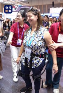 外籍残障人士用中国外骨骼独立行走 科技改变生活