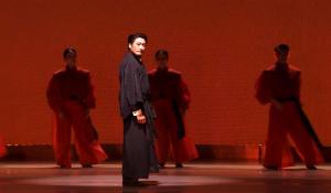 演员回应脱掉和服才向观众鞠躬致谢 真挚情感表达