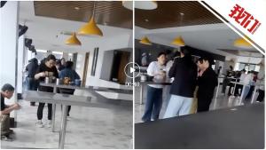 温州一公司食堂无座椅 员工站着吃饭 企业称将收集意见整改