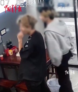 两小伙吃完饭趁店家忙碌逃单 餐馆老板回应