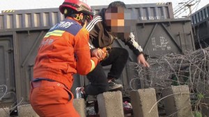济南一男子遭铁丝缠绕卡身，消防紧急救助