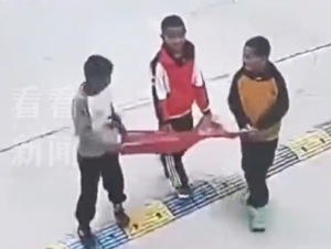 新疆小学生捡到国旗清洗后送派出所：作为中国人，绝不能让国旗掉在地上
