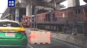泰国曼谷火车撞公交车 现场视频曝光 8死25伤惨剧