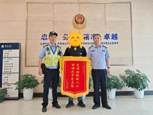 被辞后车内连睡7天男子发声 交警援助重燃希望