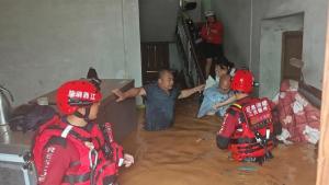 多地防汛救灾现场 全力转移被困群众