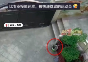 快递员隔门送件精准扔进垃圾桶：我真送了