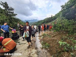 航拍贵州贵定铁锁岩村滑坡现场 村民警觉逃过一劫