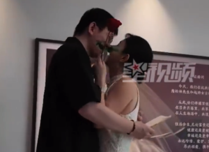 新人办极简婚礼自己主持不收份子钱 异地亲友全力支持