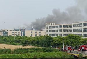 上海一厂房凌晨起火 无人员伤亡 消防部门迅速扑灭