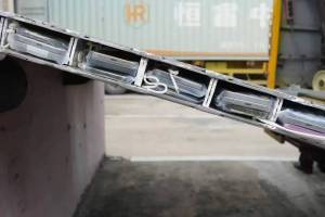 海关查获车辆尾板夹层藏旧手机420台 司机承认赚取“带工费”