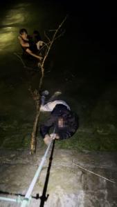 济南钓鱼侠勇救落水少年 夜色中的生死救援