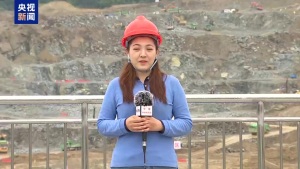 万吨级船舶爬楼梯翻越大坝 新通道提升通航能力